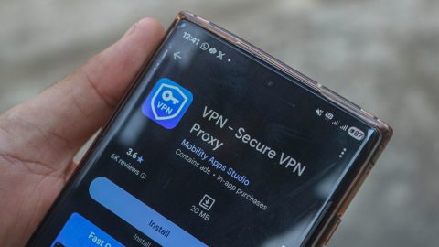 Egy férfi telepíti a telefonjára az egyik VPN alkalmazást.