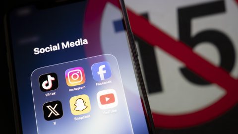 közösségi média logók egy áthúzott 15ös számú táblával mögöttük