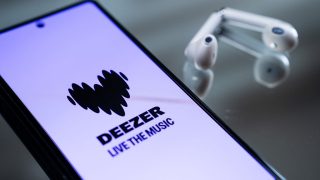 Deezer zenei streaming platform logója és egy pár fülhallgató.