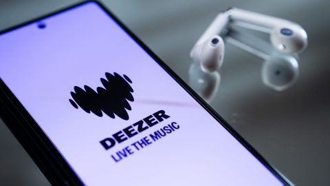 Deezer zenei streaming platform logója és egy pár fülhallgató.
