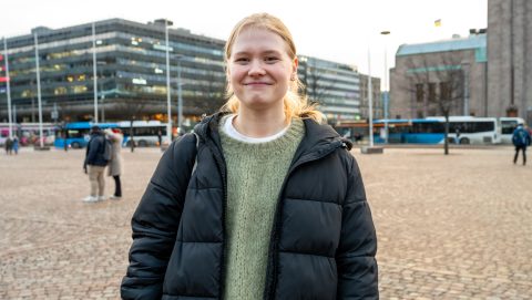 Fiatal finn lány mosolyog