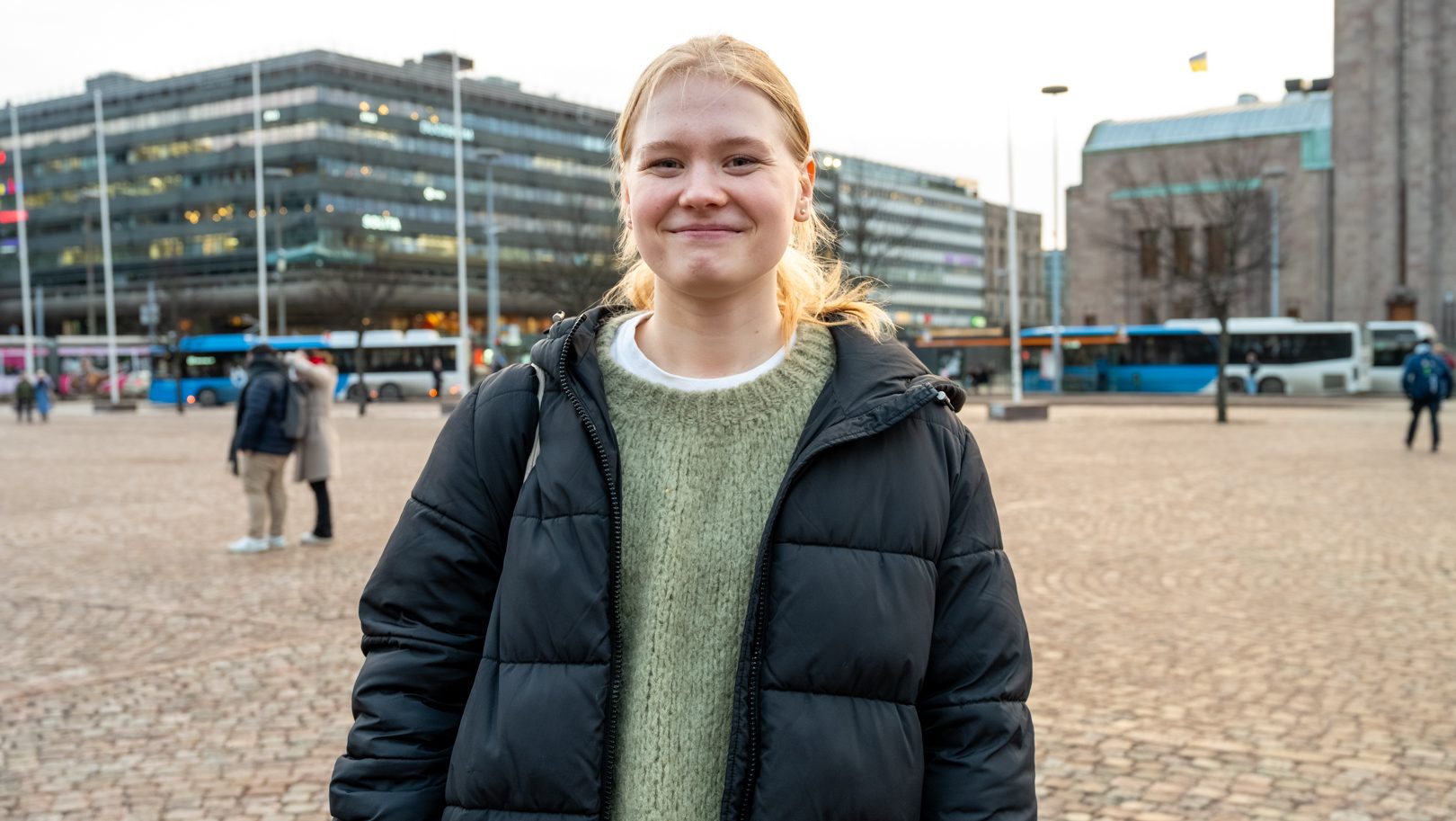 Fiatal finn lány mosolyog