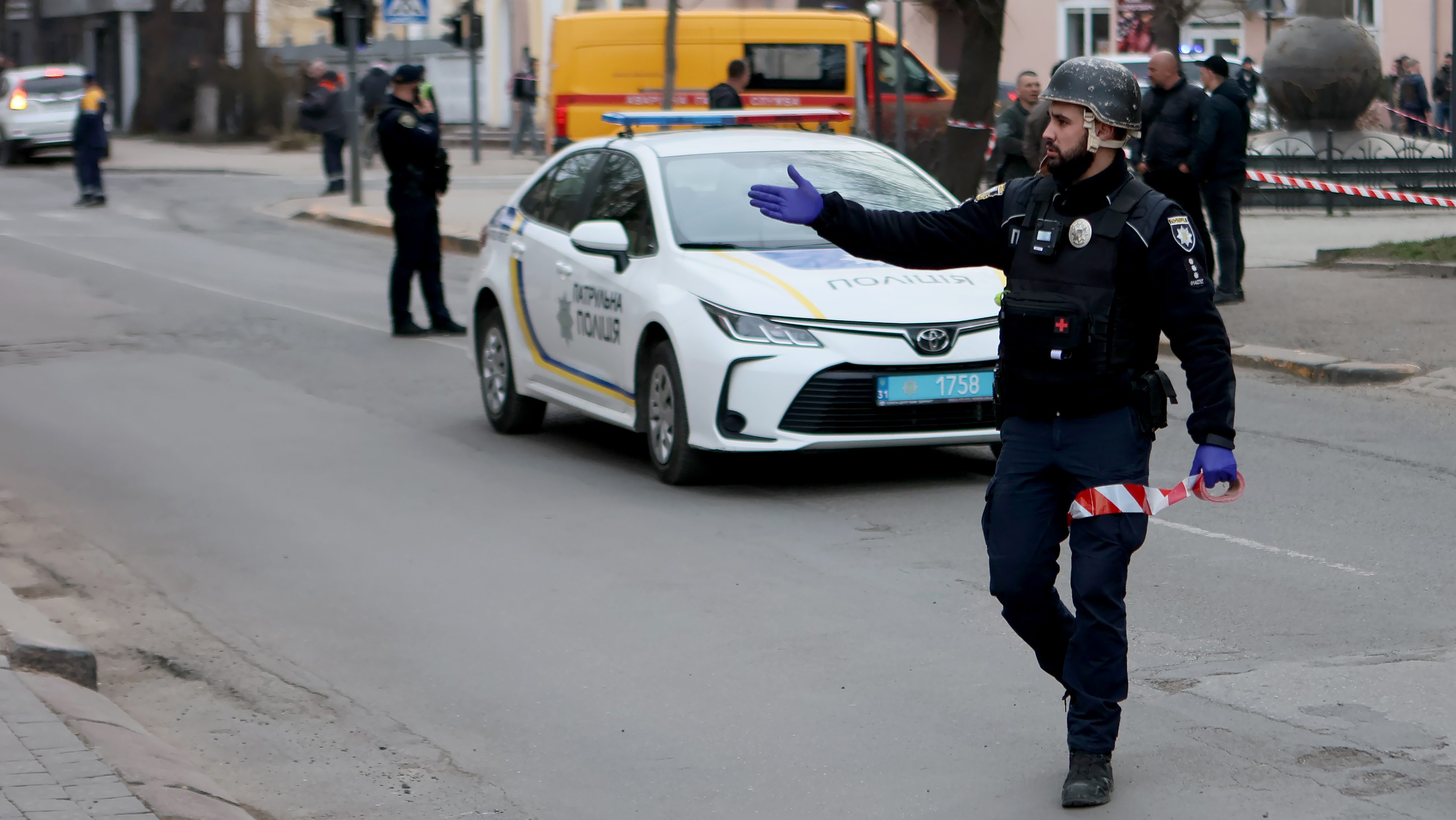 ukrán rendőrök intézkedés közben.