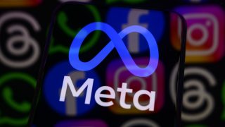 fotó illusztráció a meta logóval, a facebook, messenger és instagram logójával a háttérben