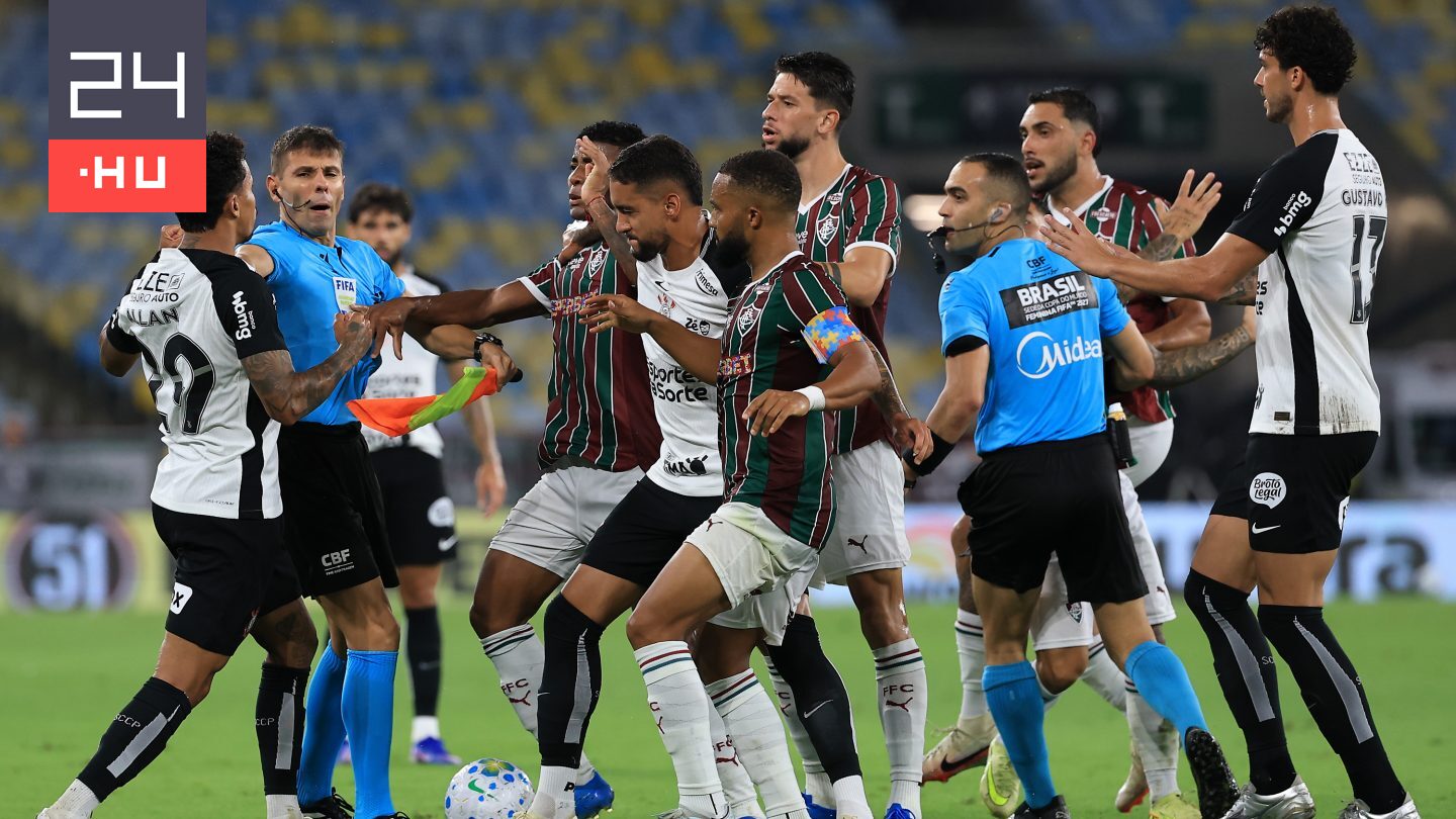 Piros lapot ért a focistának, hogy a péniszét markolászva mutogatott ellenfelének