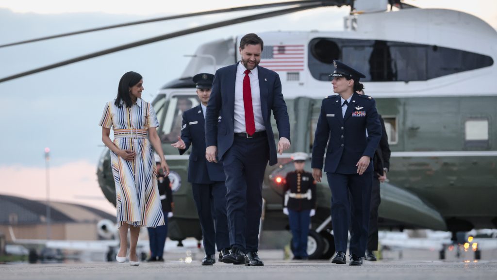 JD Vance már úton van Magyarországra: „Alig várom, hogy találkozzak jó barátunkkal, Viktorral”
