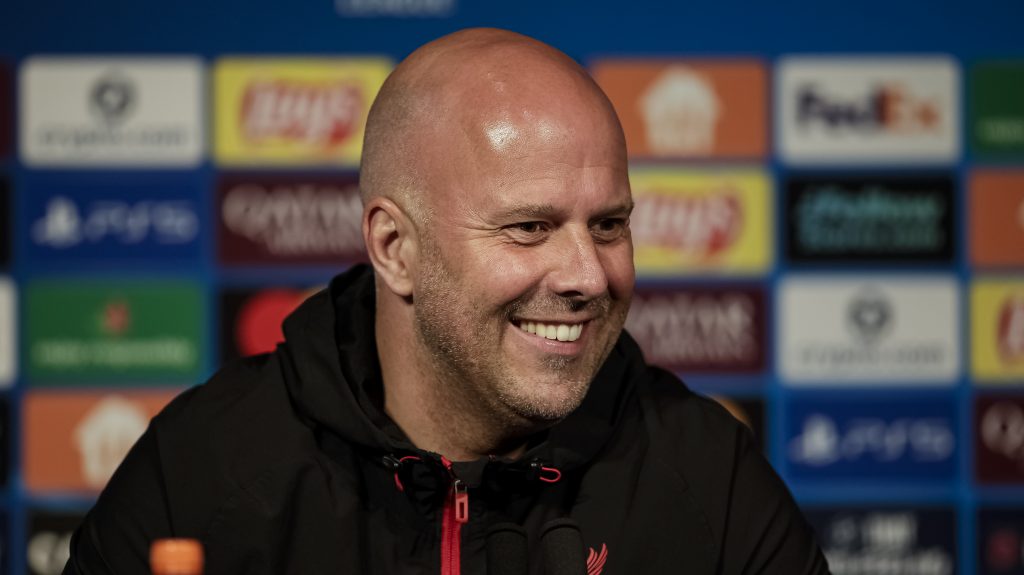 Arne Slot szerint a vezetőség és a szurkolók is támogatják őt