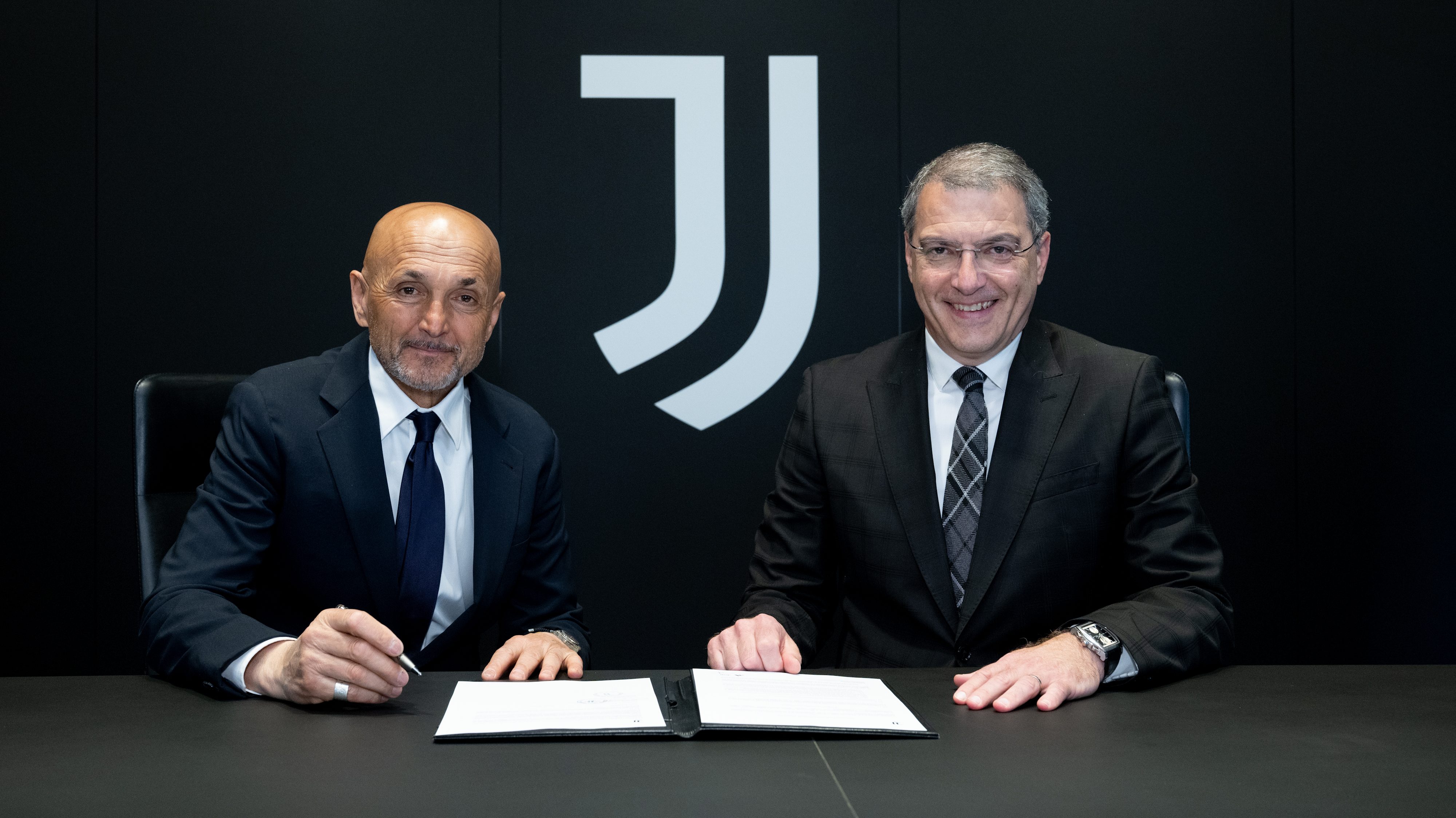 Luciano Spalletti és Damien Comolli az aláírás pillanatában.