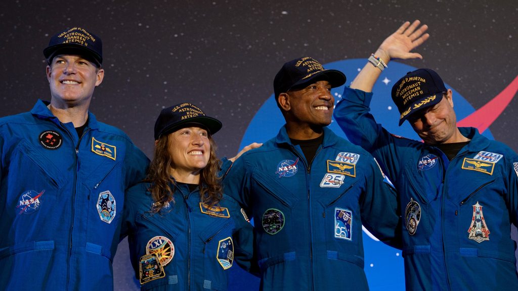 Megszólaltak az űrhajósok, akik messzebb jutottak a Földtől, mint eddig bárki