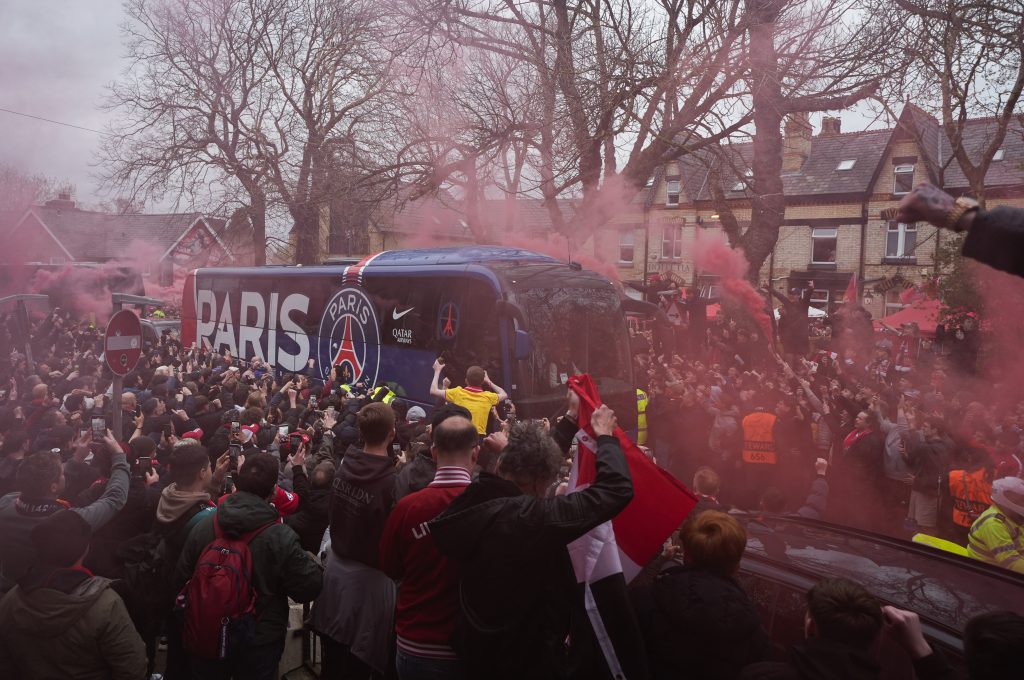 A liverpooli szurkolók fogadták a PSG-t.