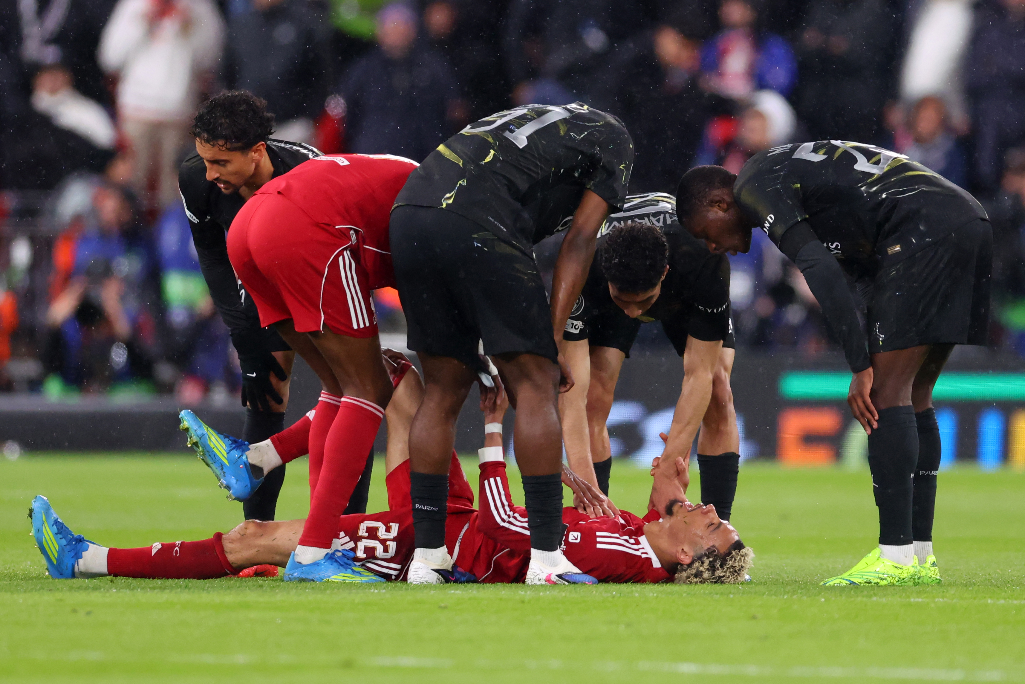 Hugo Ekitiké sérülése.