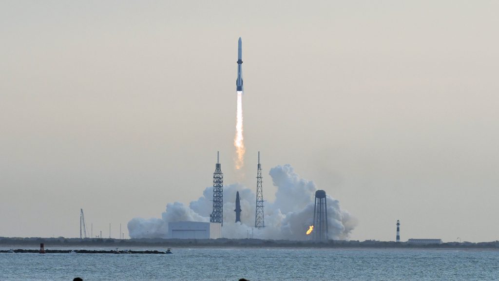 Műholdat szállító Blue Origin New Glenn rakéta 2026. április 19-én indul a Cape Canaveral Space Force Station 36-os kilövőállomásáról Cape Canaveralban, Floridában.