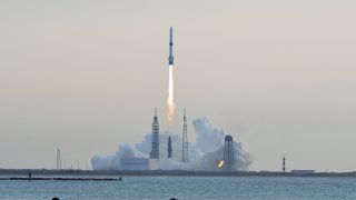 Műholdat szállító Blue Origin New Glenn rakéta 2026. április 19-én indul a Cape Canaveral Space Force Station 36-os kilövőállomásáról Cape Canaveralban, Floridában.