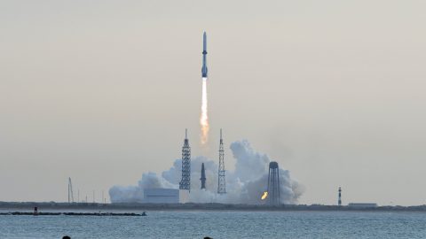 Műholdat szállító Blue Origin New Glenn rakéta 2026. április 19-én indul a Cape Canaveral Space Force Station 36-os kilövőállomásáról Cape Canaveralban, Floridában.