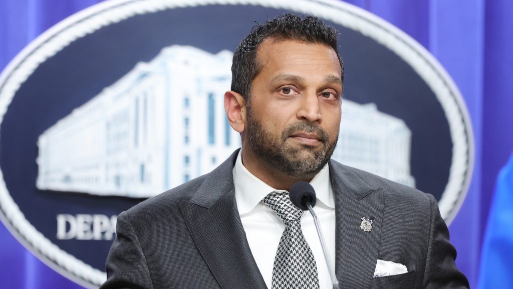 Nyilvános italozás, közpénzből védett barátnő, hazugságvizsgálat a beosztottaknak: Kash Patel botrányról botrányra bukdácsol az FBI élén