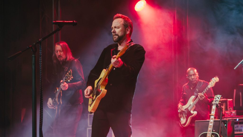 Budapestről jelentkezett be Kiefer Sutherland, meglepte, hogy Buda és Pest régen külön volt