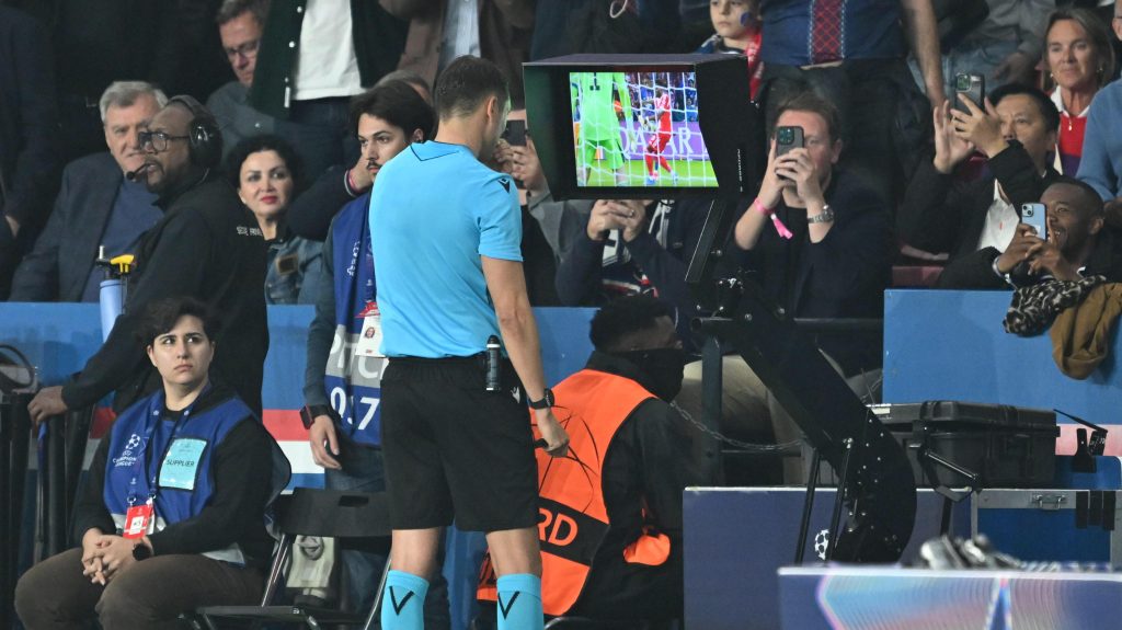 Sandro Schärer vezetőedző nézi a monitort a PSG-Bayern MÜnchen meccsen.