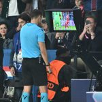 Sandro Schärer vezetőedző nézi a monitort a PSG-Bayern MÜnchen meccsen.