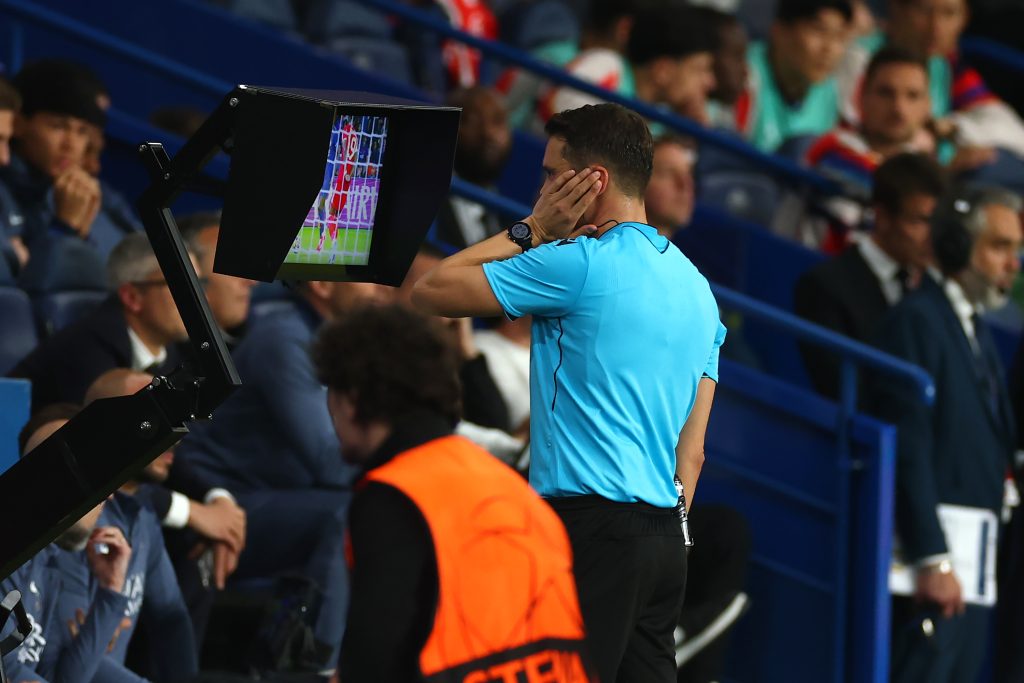 Sandro Schärer a VAR felvételét vizsgálja a PSG-Bayern meccsen.
