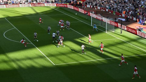 Eberechi Eze gólja a Newcastle ellen.