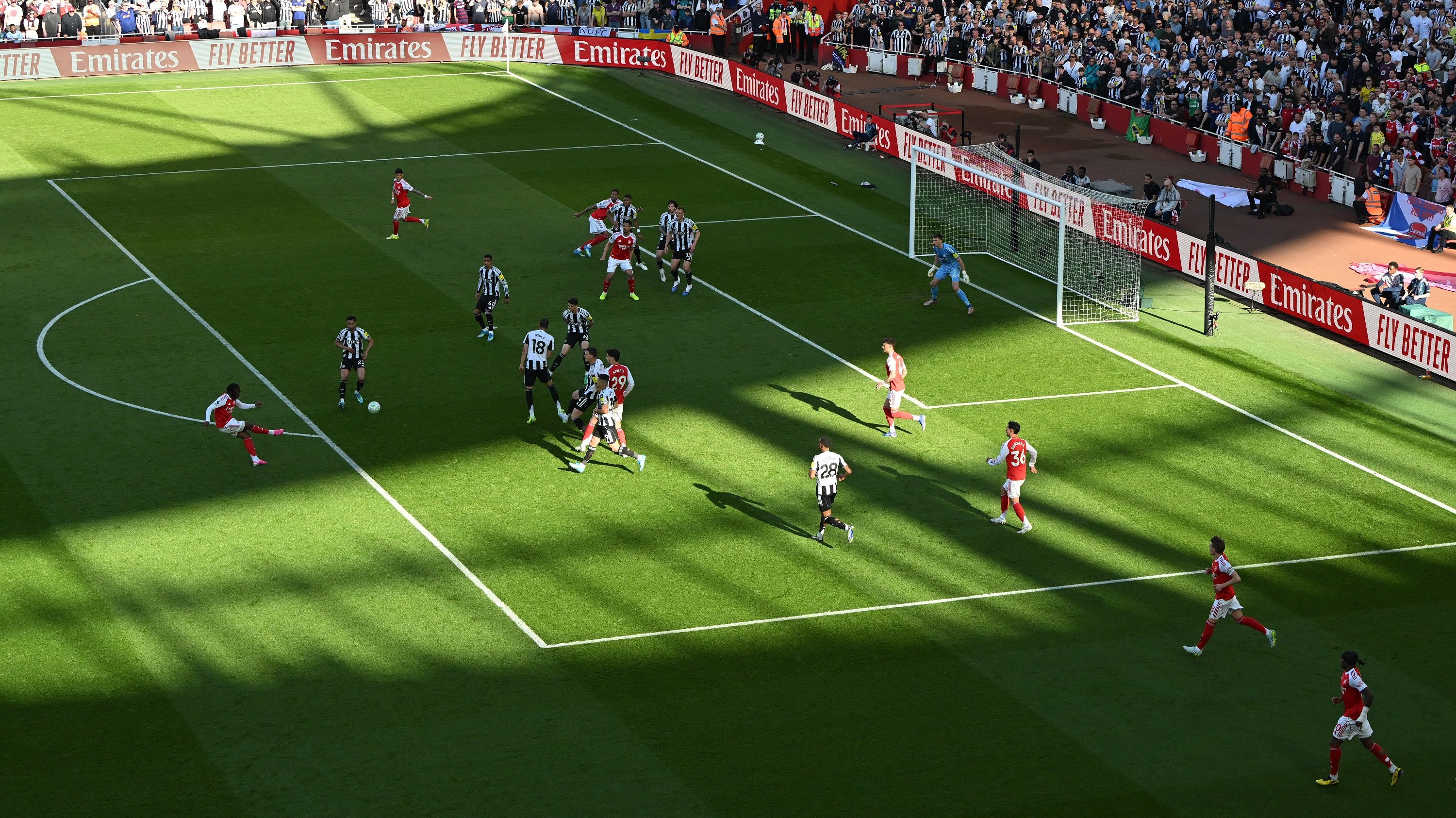 Eberechi Eze gólja a Newcastle ellen.