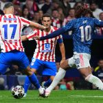 Eberechi Eze és David Hancko ütközése.