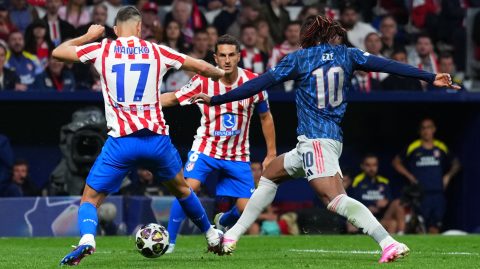 Eberechi Eze és David Hancko ütközése.