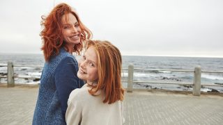 Vörös hajú anyuka és a lánya