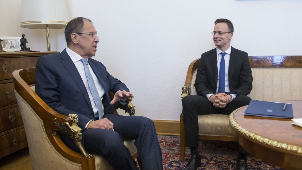 „Az oroszok kiszolgálójának kiszolgálója”: Szlovákiában is botrány tört ki Szijjártó és Lavrov beszélgetése miatt