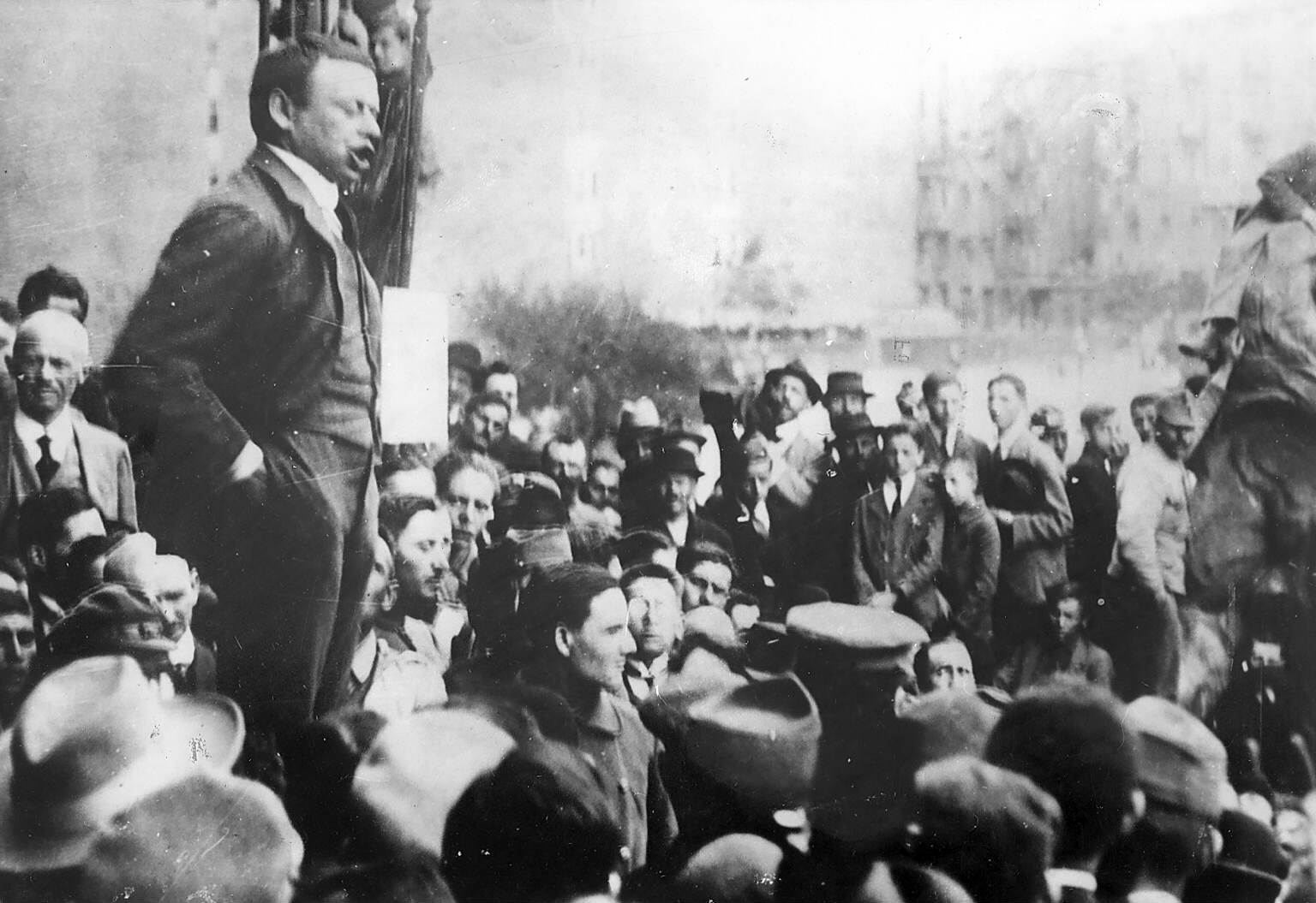 Magyar Péter hasonlata: tényleg arannyal tömött zsebekkel menekült Kun Béla...