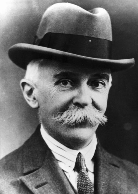 Pierre de Coubertin, a Nemzetközi Olimpiai Bizottság alapítója és főtitkára.