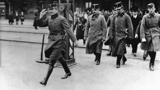 I. Károly kudarcba fulladt puccsát követően távozik Magyarországról.