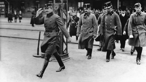 I. Károly kudarcba fulladt puccsát követően távozik Magyarországról.