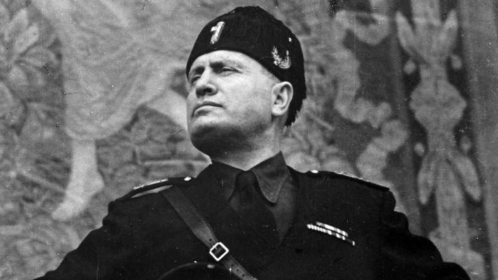 Benzinkútra lógatták fel Mussolini hulláját