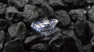 Gyémánt szén darabok között