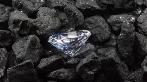 Gyémánt szén darabok között