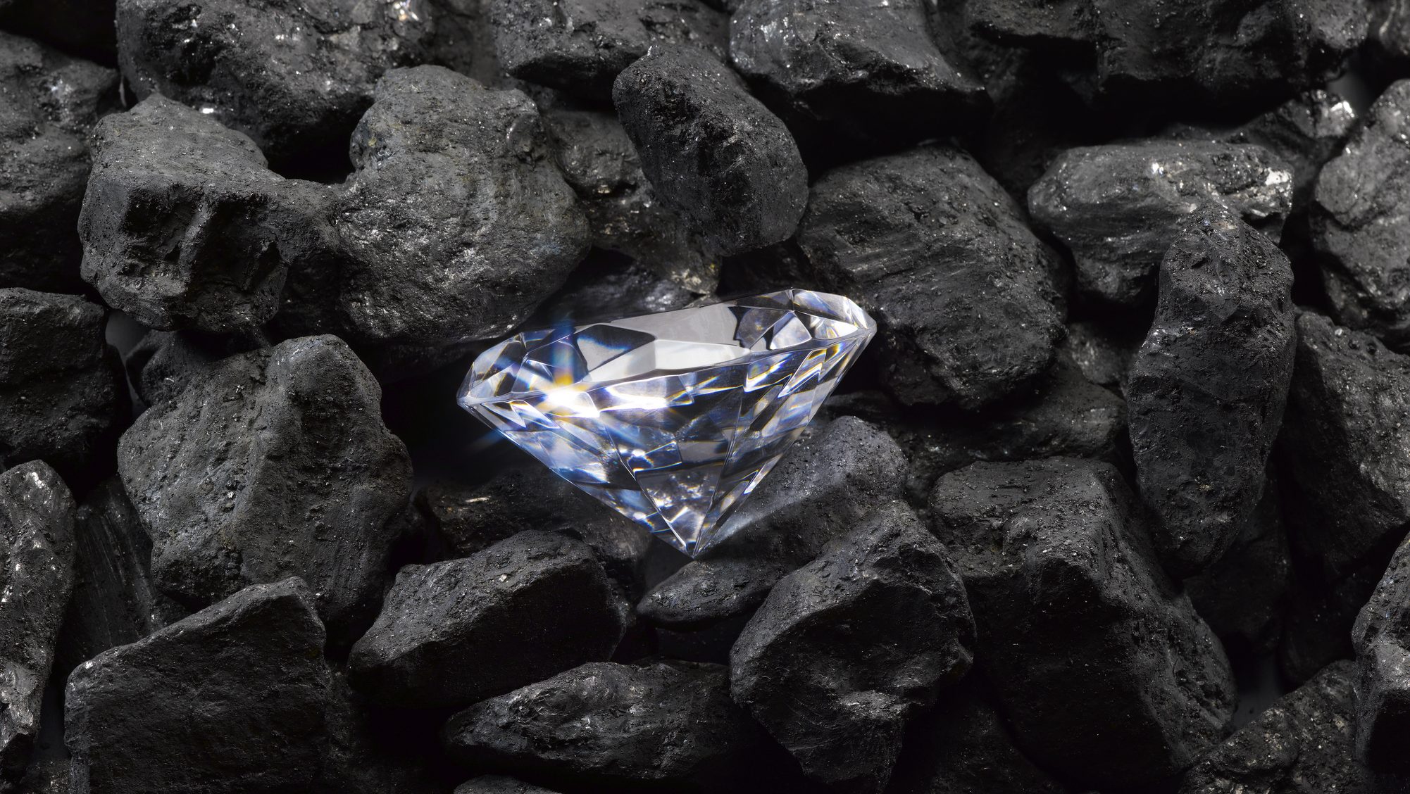 Gyémánt szén darabok között