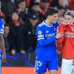 Gianluca Prestianni a száját a mezével eltakarva szólt be Vinícius Jr-nak.