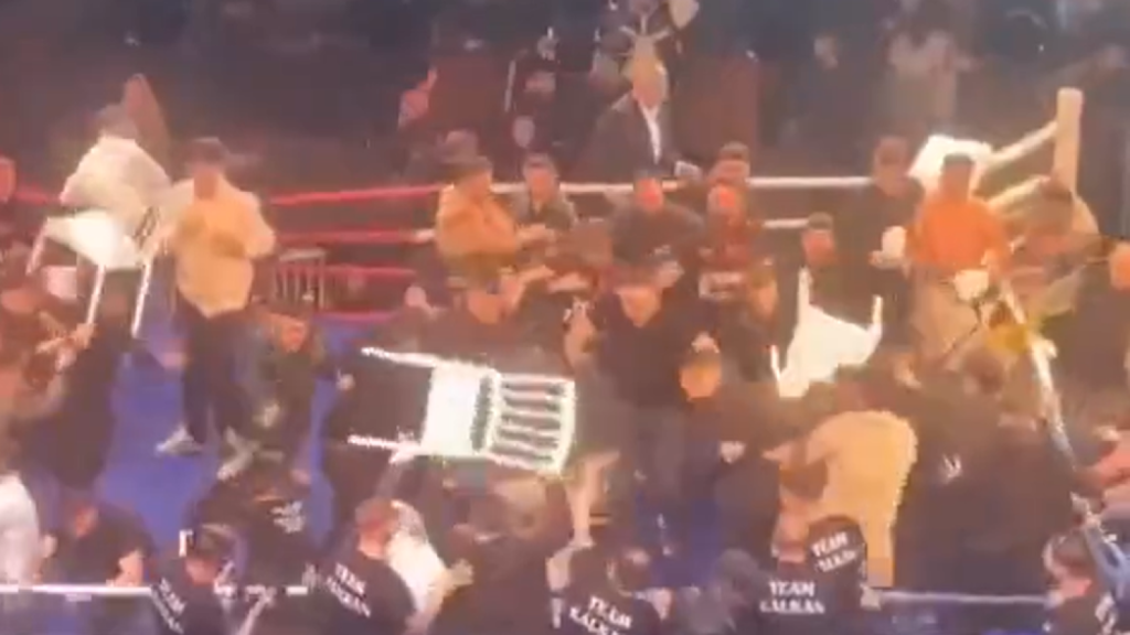 Berontottak a ringbe a nézők és székkel ütni kezdték győzelme után az orosz bokszolót