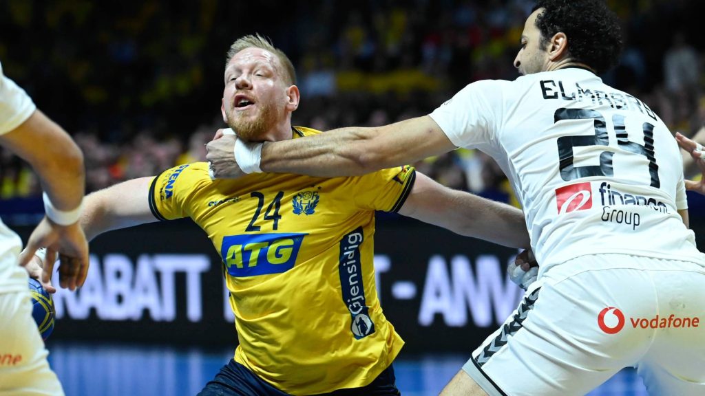 A svéd Jim Gottfridsson (k) és az egyiptomi Ibráhim el-Mászri (j) a férfi kézilabda olimpiai kvalifikációs világbajnokság negyeddöntőjében játszott Svédország-Egyiptom mérkőzésen a stockholmi Tele2 Arénában 2023. január 25-én.