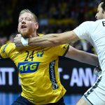 A svéd Jim Gottfridsson (k) és az egyiptomi Ibráhim el-Mászri (j) a férfi kézilabda olimpiai kvalifikációs világbajnokság negyeddöntőjében játszott Svédország-Egyiptom mérkőzésen a stockholmi Tele2 Arénában 2023. január 25-én.