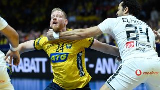 A svéd Jim Gottfridsson (k) és az egyiptomi Ibráhim el-Mászri (j) a férfi kézilabda olimpiai kvalifikációs világbajnokság negyeddöntőjében játszott Svédország-Egyiptom mérkőzésen a stockholmi Tele2 Arénában 2023. január 25-én.