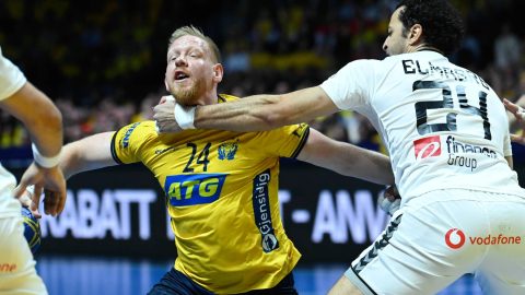 A svéd Jim Gottfridsson (k) és az egyiptomi Ibráhim el-Mászri (j) a férfi kézilabda olimpiai kvalifikációs világbajnokság negyeddöntőjében játszott Svédország-Egyiptom mérkőzésen a stockholmi Tele2 Arénában 2023. január 25-én.