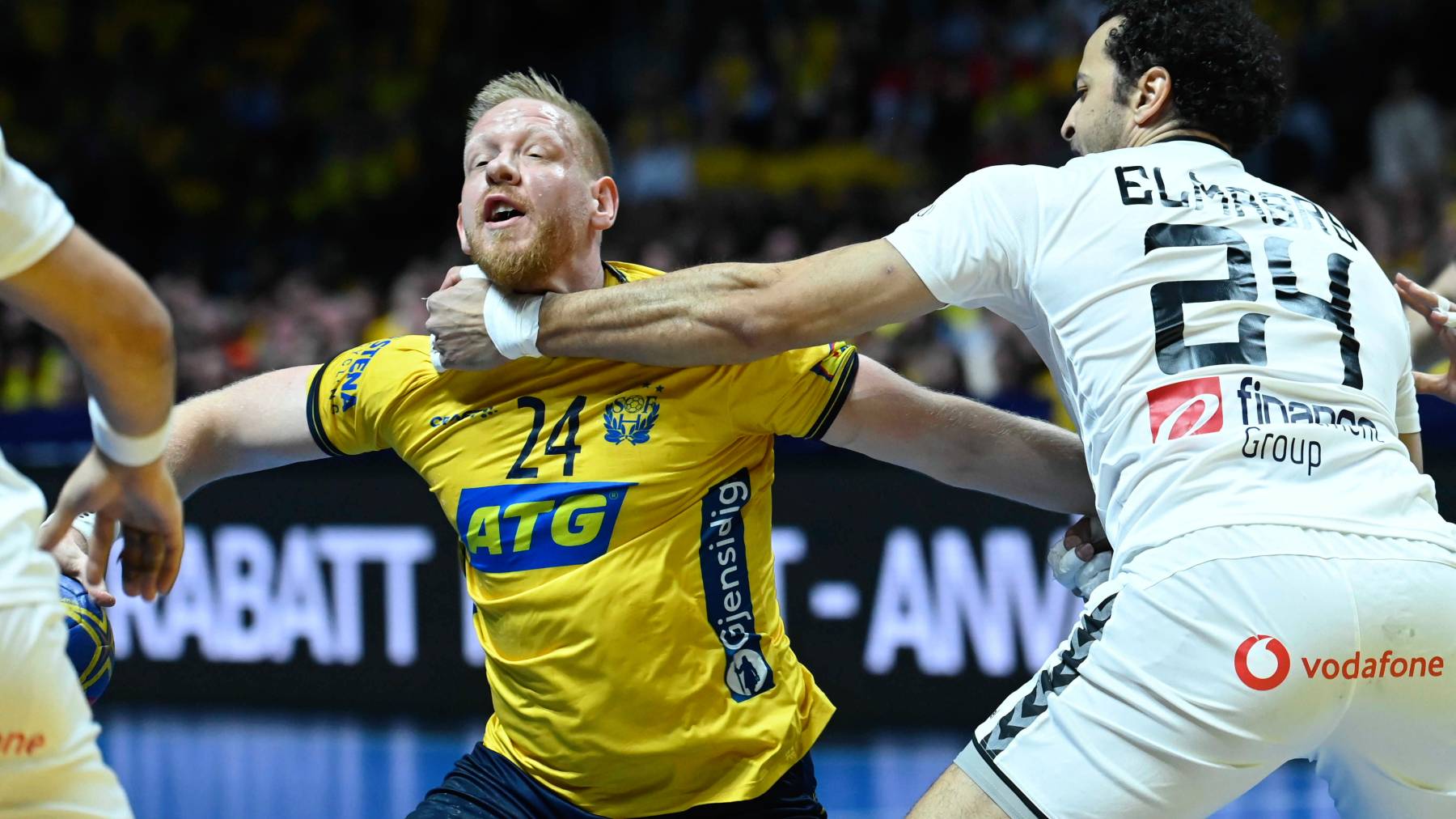A svéd Jim Gottfridsson (k) és az egyiptomi Ibráhim el-Mászri (j) a férfi kézilabda olimpiai kvalifikációs világbajnokság negyeddöntőjében játszott Svédország-Egyiptom mérkőzésen a stockholmi Tele2 Arénában 2023. január 25-én.