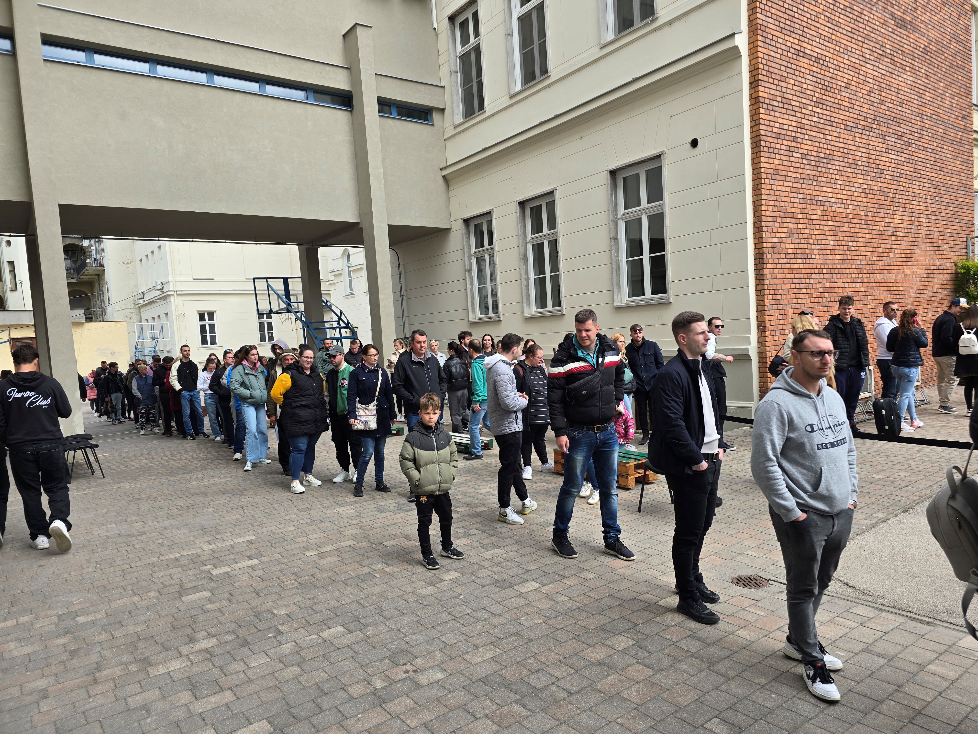 Továbbra is nagyon magas a részvétel, 11 óráig már több mint 2,8 millióan szavaztak – élőben a választásról 1