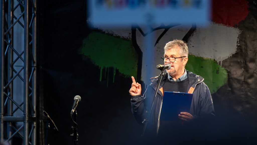 Hadházy: Vučić kisegíti Orbánt egy vicces merényletkísérlettel