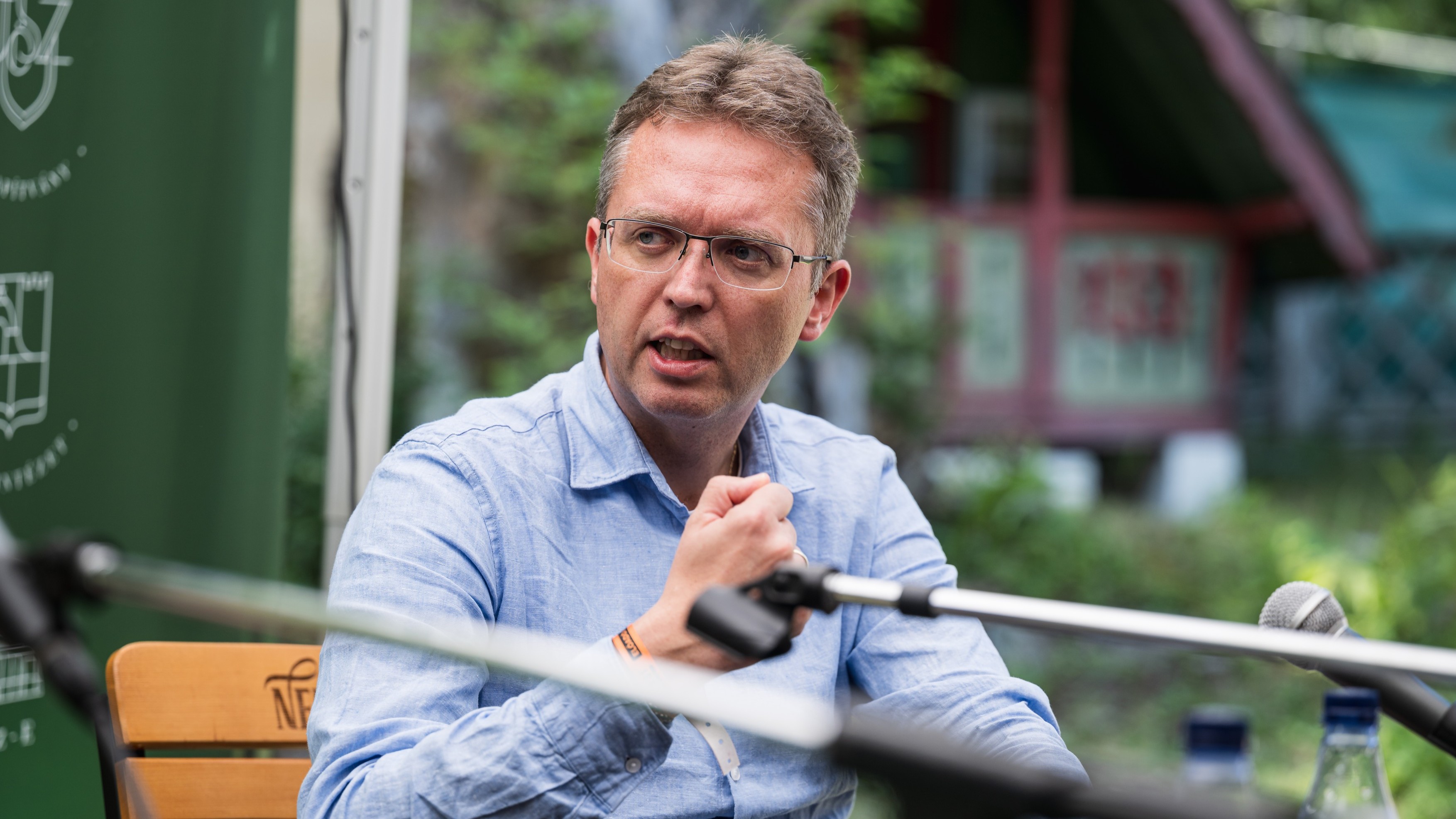 Hankó Balázs a mikrofonba beszél a Tusványos Fesztivál egyik színpadán.