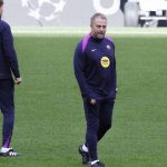 Hansi Flick, a Barcelona vezetőedzője az Atlético Madrid pályáján.