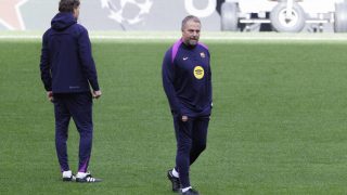 Hansi Flick, a Barcelona vezetőedzője az Atlético Madrid pályáján.