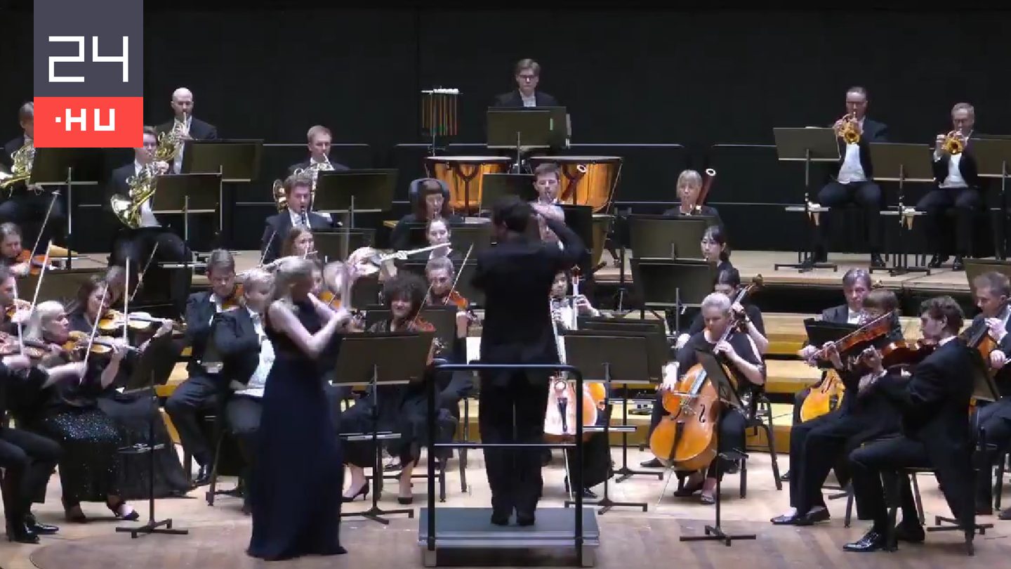 Videón, ahogy a karmester véletlenül kiveri a szólista kezéből a több százmilliós hegedűt